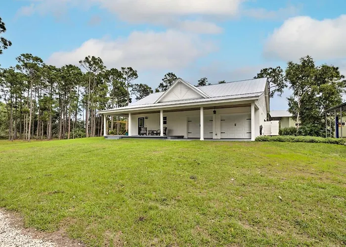 Trendy Palm City Cottage W/ Porch On 5 Acres!