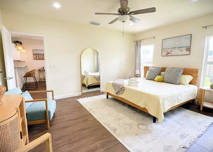 Coastal Home With Fenced Yard 5 Min To Beach